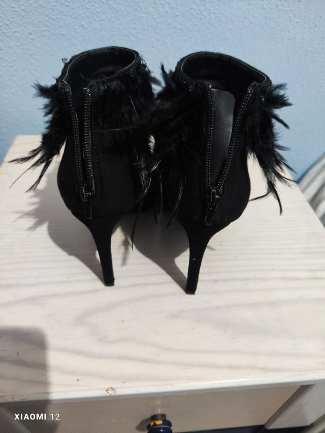 Botines con plumas