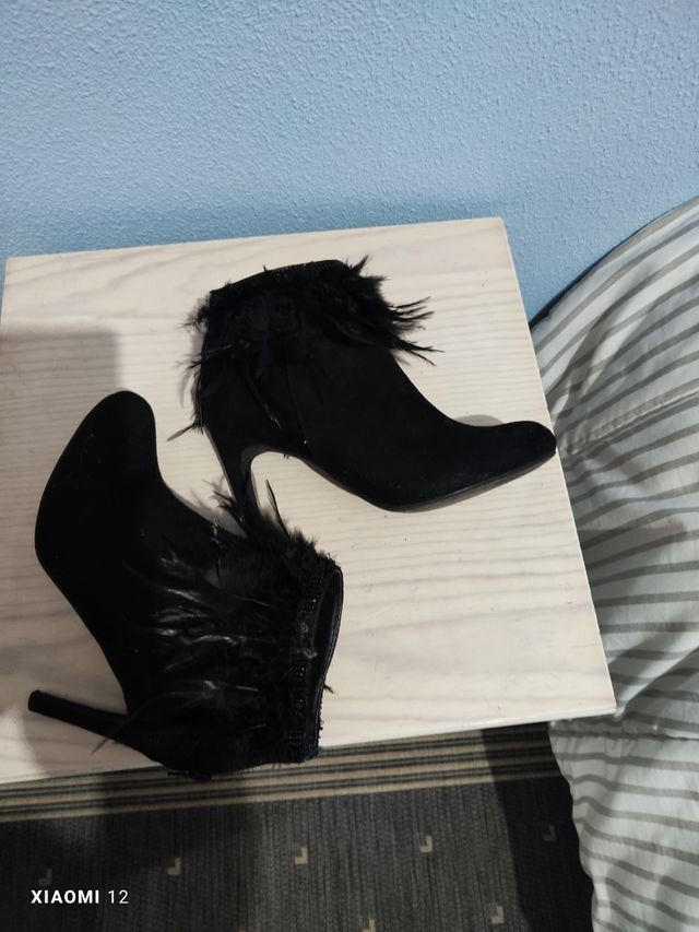 Botines con plumas