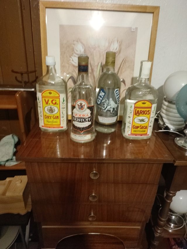 Lotto di bottiglie antiche di gin e vodka