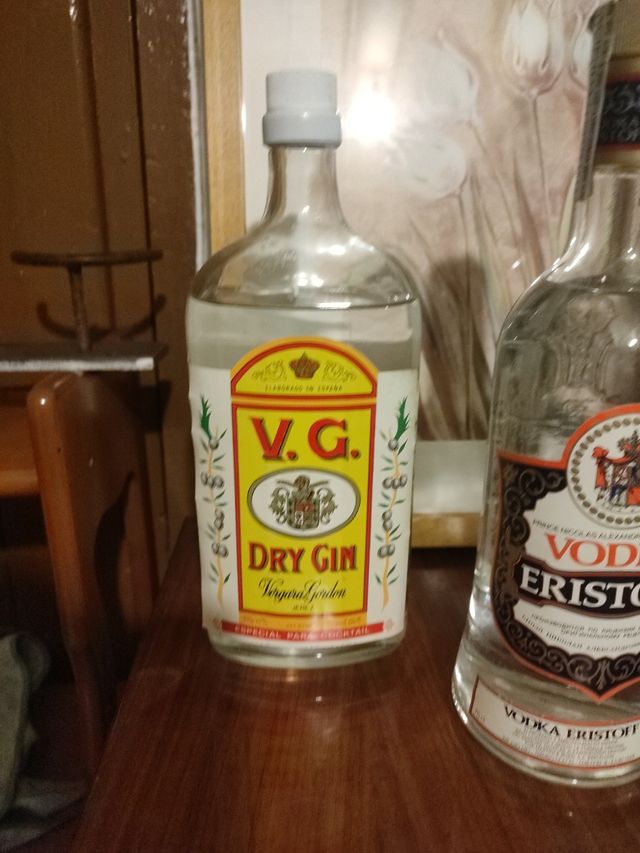 Lotto di bottiglie antiche di gin e vodka