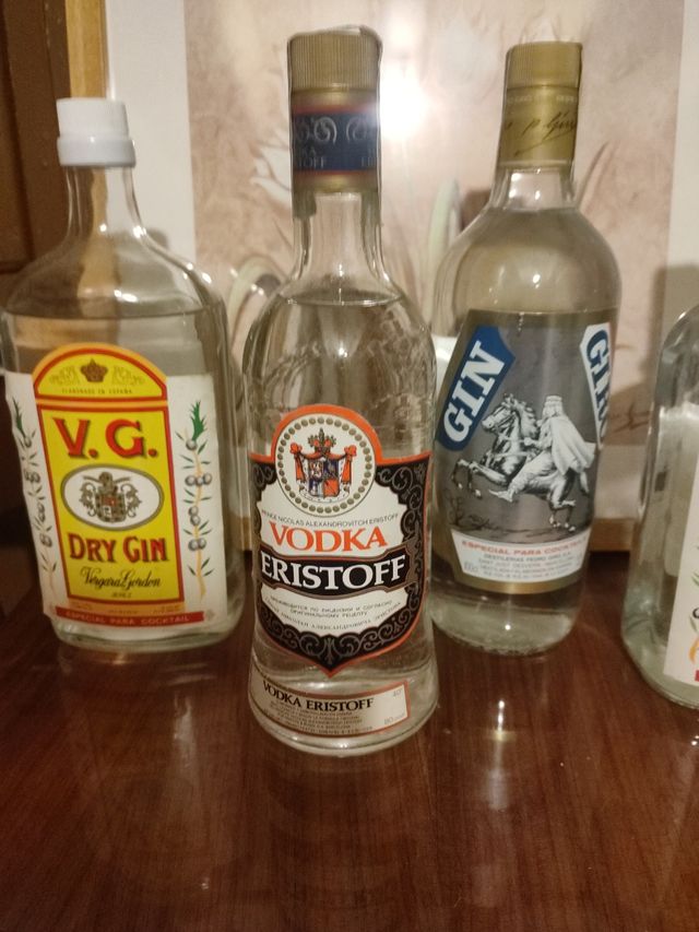 Lotto di bottiglie antiche di gin e vodka