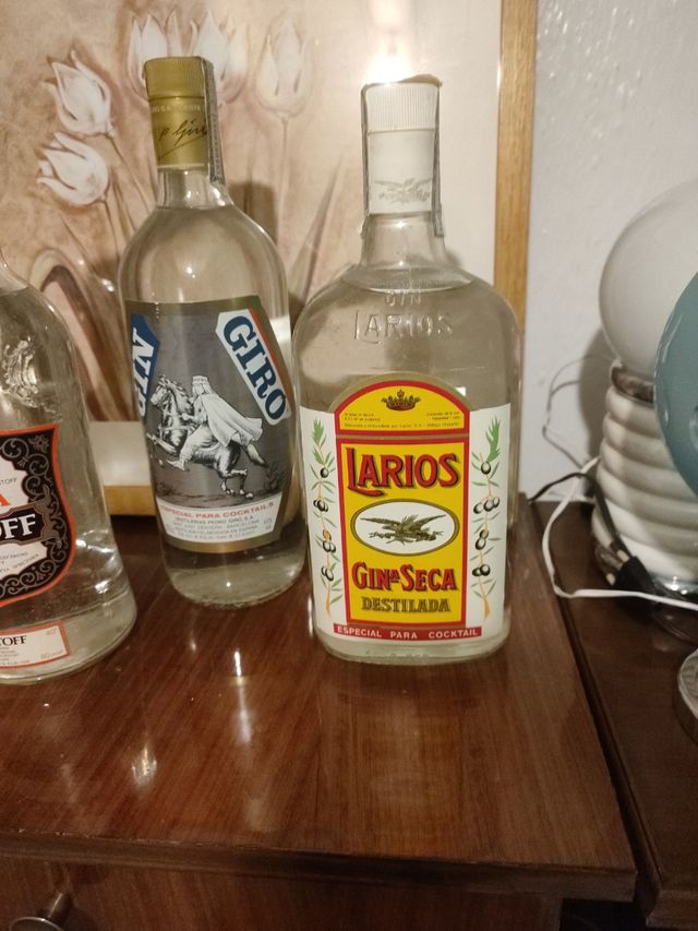 Lotto di bottiglie antiche di gin e vodka