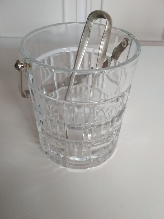 Cubitera cristal con relieves antigua