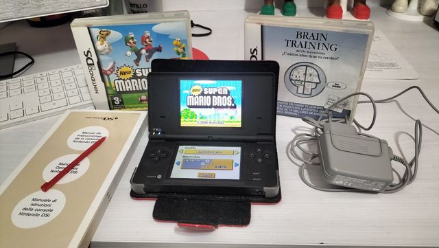 Nintendo DSi + juegos + lápiz