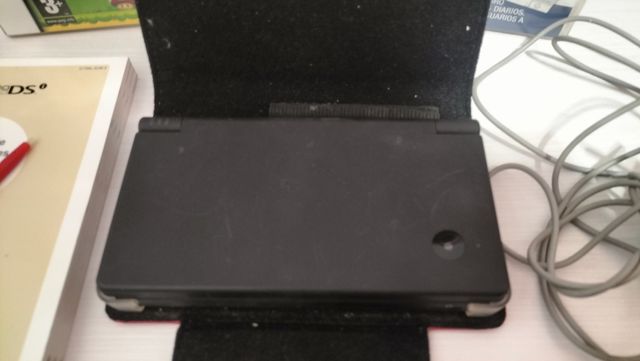 Nintendo DSi + juegos + lápiz