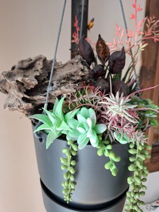 Maceta colgante con plantas artificiales 