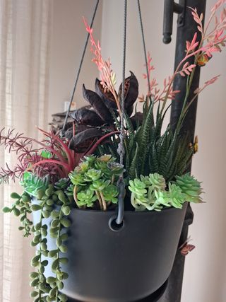 Maceta colgante con plantas artificiales 