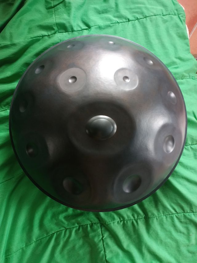 Handpan artesanal único. 21 notas.