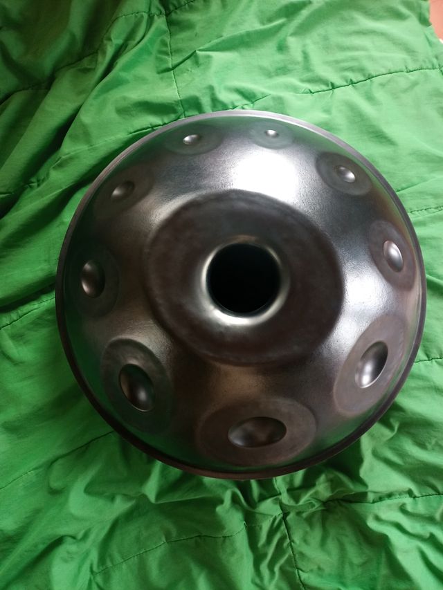 Handpan artesanal único. 21 notas.