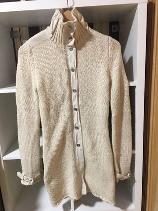 Chaqueta larga o abrigo de lana.