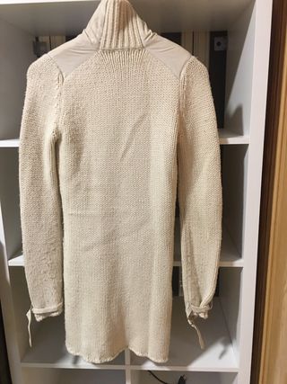 Chaqueta larga o abrigo de lana.