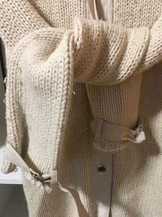Chaqueta larga o abrigo de lana.