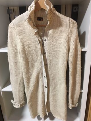 Chaqueta larga o abrigo de lana.