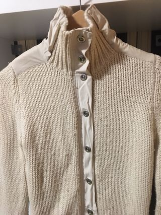 Chaqueta larga o abrigo de lana.