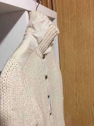 Chaqueta larga o abrigo de lana.