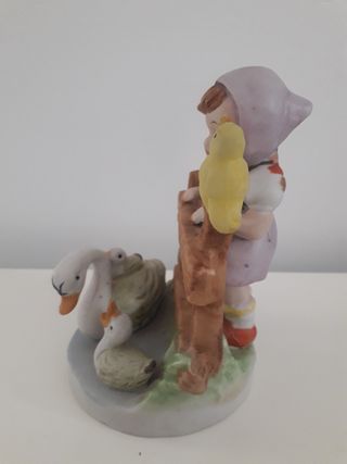 Figura cerámica niña y animales