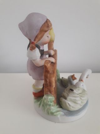 Figura cerámica niña y animales