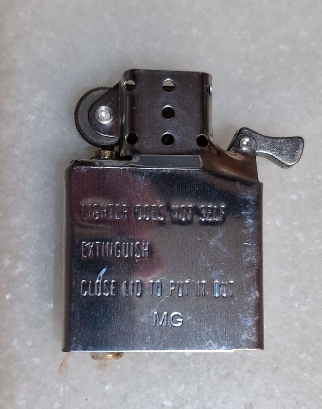 Mechero Tristar de gasolina esmaltado.