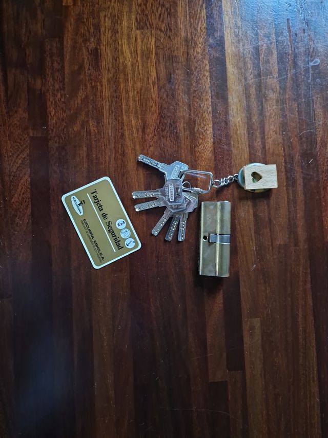 Cerradura Ezcurra-Esko, con 6 llaves.