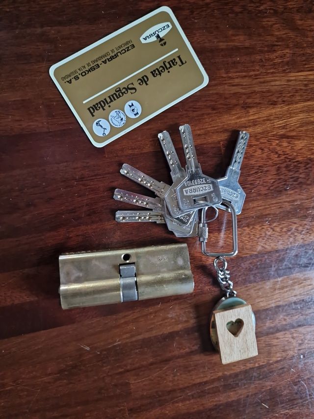 Cerradura Ezcurra-Esko, con 6 llaves.