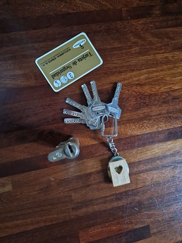 Cerradura Ezcurra-Esko, con 6 llaves.