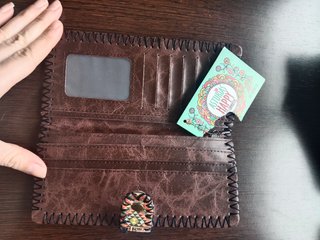 Cartera con etiqueta
