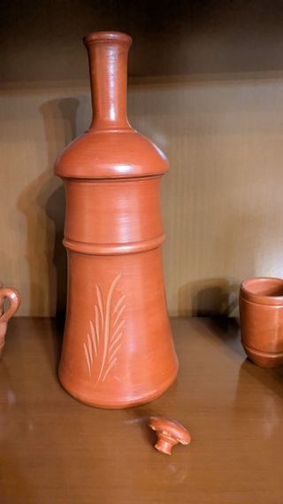Conjunto botella y vasos de barro.