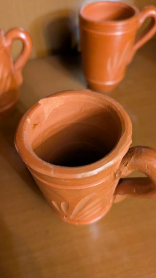 Conjunto botella y vasos de barro.