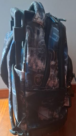 Mochila escolar (Born in Santa Mónica)
