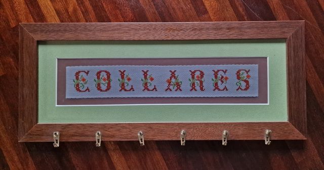 Cuadro con labor en petite point.