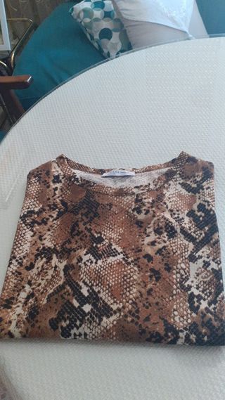 Camiseta chica zara.