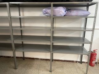 Estanterias metálicas gris TEK.