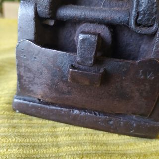 ANTIGUA PLANCHA DE HIERRO