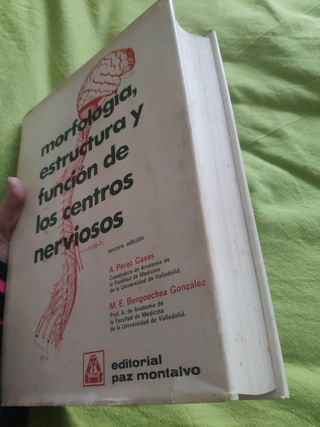 Libro de medicina sobre el sistema nervioso