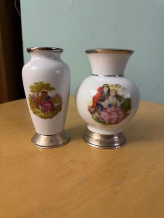 2 jarroncitos de porcelana Guillen y base de plata