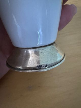 2 jarroncitos de porcelana Guillen y base de plata