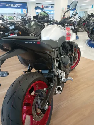 SUZUKI GSX-8S