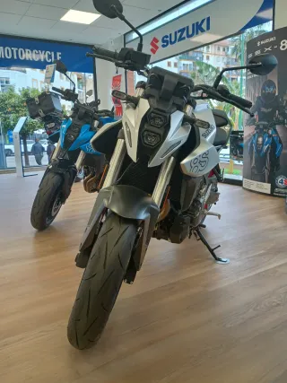 SUZUKI GSX-8S