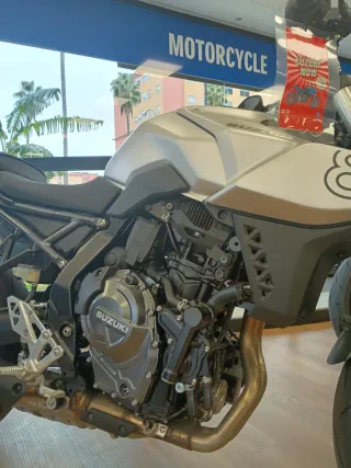 SUZUKI GSX-8S