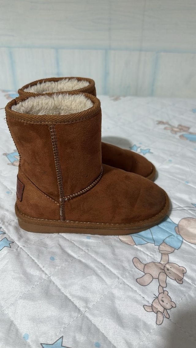 Botas tipo ugg conguitos talla 29