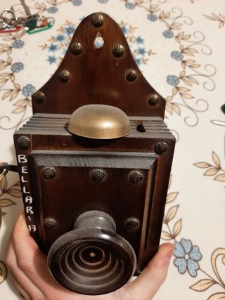 Telefono antico da parete