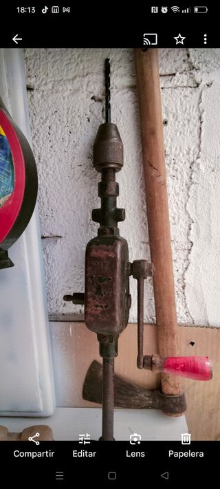 Vendo berbequin y hacha antigua