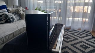 Estante de Ikea Bestå con puerta de vidrio negro