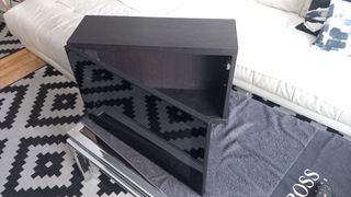 Estante de Ikea Bestå con puerta de vidrio negro