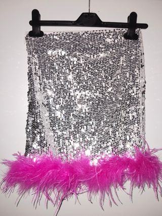 Minifalda lentejuelas y plumas