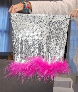 Minifalda lentejuelas y plumas
