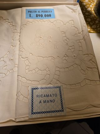 Lenzuola ricamata a mano