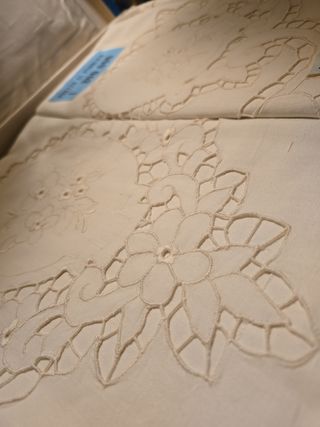 Lenzuola ricamata a mano