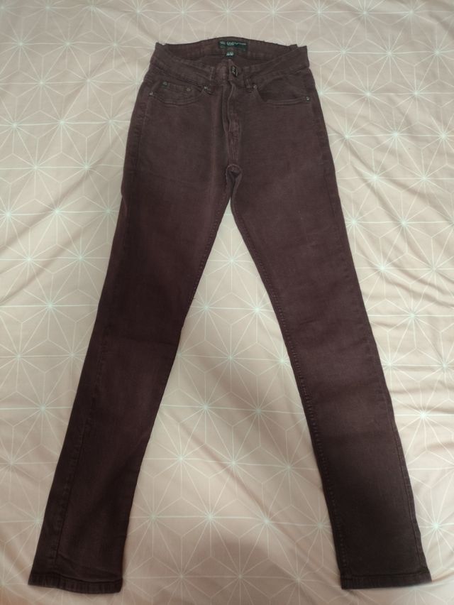 Pantalón vaquero Slim hombre burdeo