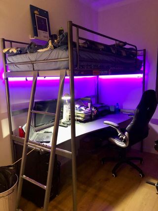 Cama alta con escritorio IKEA